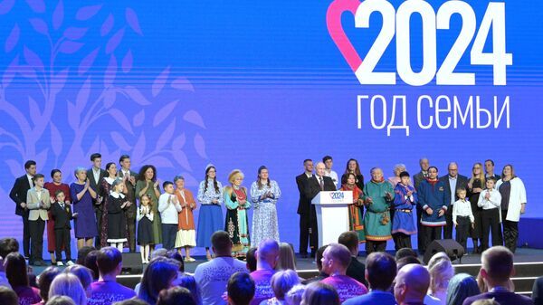 Путин: в многодетных семьях воспитываются качества, на которых держится Россия Путин: в многодетных семьях воспитываются качества, на которых держится Россия