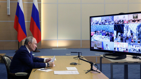 Путин поручил рассмотреть включение в нацпроект услуг нянь по уходу за детьми