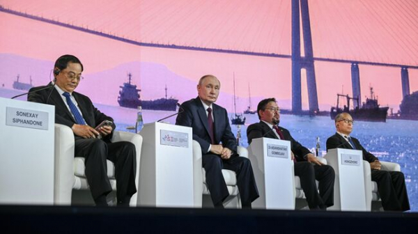 Пленарное заседание ВЭФ с участием Владимира Путина. Онлайн-репортаж